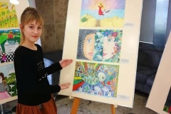 Austėja-Pociūtė-džiaugiasi-savo-kūriniu-LR-Seime