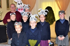 Kolektyvo-„Vaikystes-varsos-artistai-vadove-Lina-Andruliene-su-seniunu-Remigiju-Laugaliu