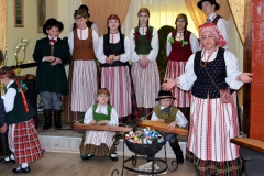 Skaudviles-kulturos-namu-vaiku-ir-jaunimo-folkloro-ansamblis-„Inkstiliuks-dalyviai-vadove-Rasa-Butkuviene-bandonininku-mokytojas-Vytautas-Krencius