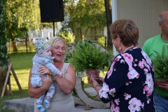 Jauniausią-varduvininką-sveikina-pirmininkė-Regina-Pratašienė