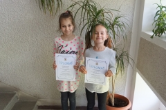 Agnieška-ir-Liepa-džiaugiasi-diplomais