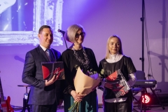 Sveikina-Raseiniu-rajono-savivaldybes-meras-A.-Bautronis-ir-komunikacijos-kulturos-ir-turizmo-skyriaus-vedeja-J.-Radaviciene-Deivydo-Grabausko-nuotrauk
