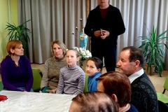 Uzkalniu-k.-b.-pirmininkas-G.-Kybartas-dekoja-maldininkams-uz-bendrystes-malda.