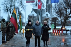 Miestelio-veliavos-iteiktos-gimnazijos-direktorei-D.-Maciulaitienei-ir-ikimokyklinio-ugdymo-skyrius-atstovei-J.-Kybartienei