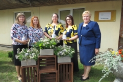 Dainuojamosios-poezijos-ir-Vokalinės-grupės-Ingrida-ir-draugai-dainininkės-su-kultūrinių-renginių-organizatore-Regina
