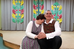 Folkloriniu-sokiu-grupes-nariu-pasirodymo-akimirka-Daiva-ir-Leonas-Zyvatkauskai