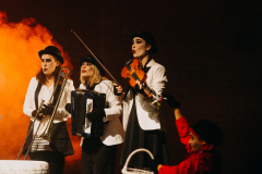 Akimirkos-is-muzikines-komedijos-pagal-Keturakio-„Amerika-pirtyje-2