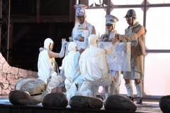 Nacionalinio-Kauno-dramos-teatro-spektaklio-„Ne-sau-zmones-aktoriu-pasirodymas-sulauke-stovinciu-ziurovu-ovaciju