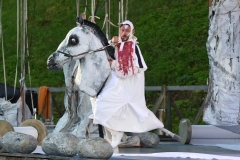Nacionalinio-Kauno-dramos-teatro-spektaklyje-„Ne-sau-zmones-raitelio-pasirodymas-scenoje
