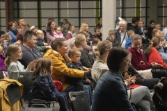 Ziurovai-teatralizuotame-koncerte-„Apie-zuvis-ausis-ir-mama-atlikejams-padeda-atlikti-kurini
