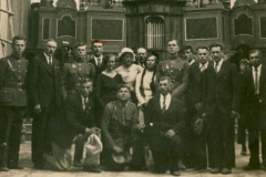 Benediktas-VenclauskaBalandis-stovi-pirmas-iš-kairės-Petras-Markevičius-Pranckus-trečias-iš-kairės