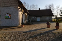 Gervinės-bendruomenės-namų-kiemelyje...