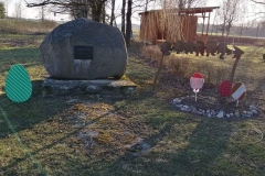 Margučiai-prie-paminklinio-akmens